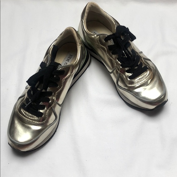 Metallic gold sneakers - Picture 2 of 5
